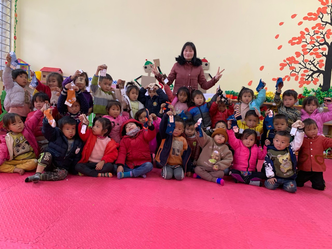 Herbario tặng tất giữ ấm cho trẻ em vùng cao ở Lào Cai